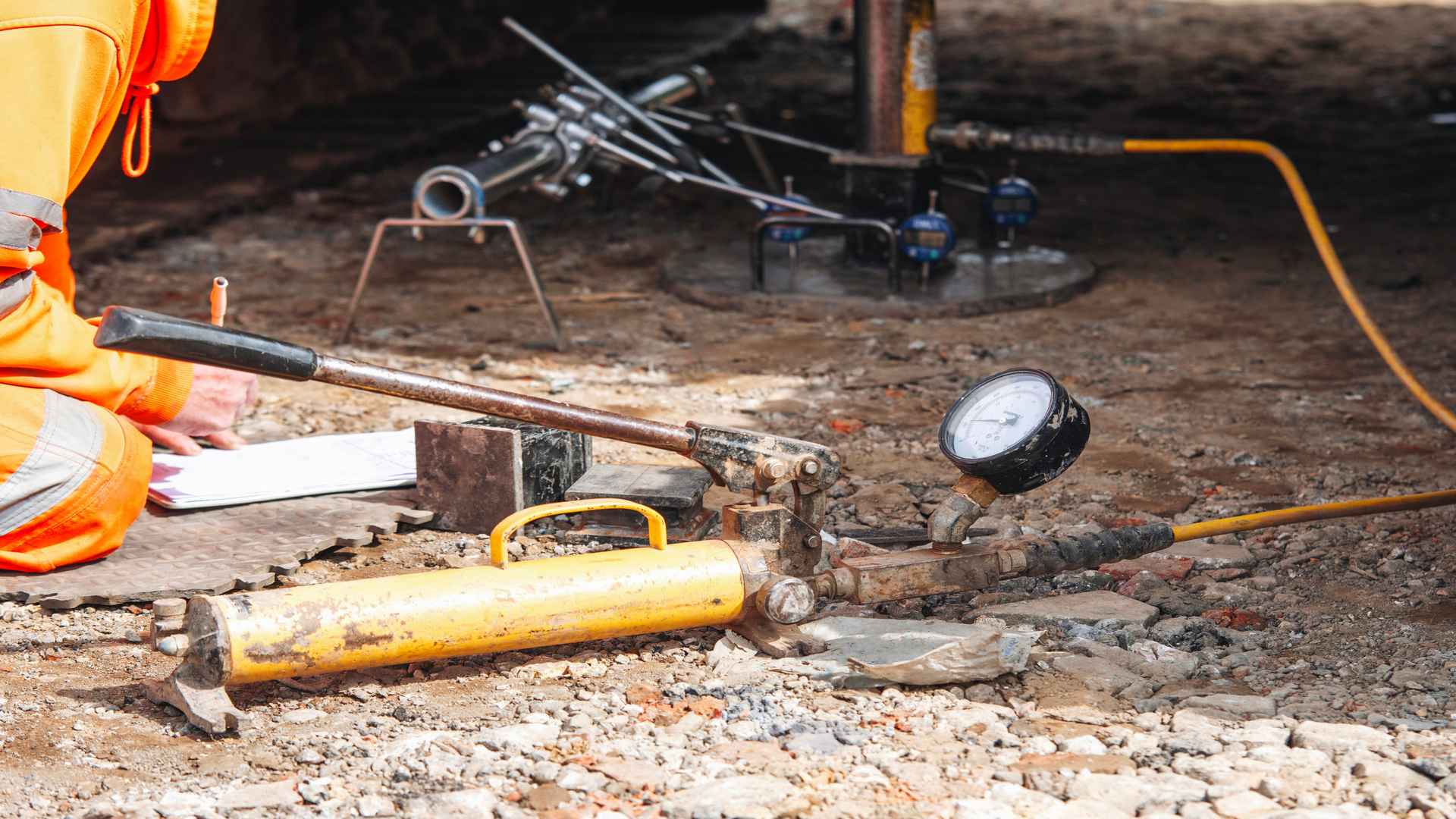 Geotechnical,Technician,Using,Gauges,To,Perform,California,Bearing,Ratio,(cbr)