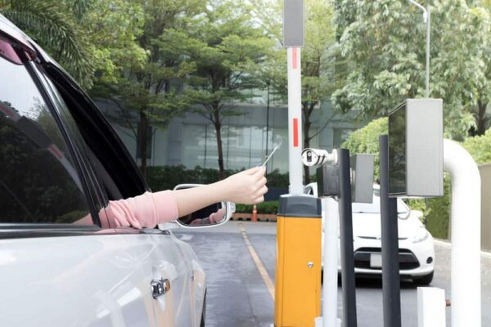 How Traffic Control Systems Improve Entry Management for Busy Properties